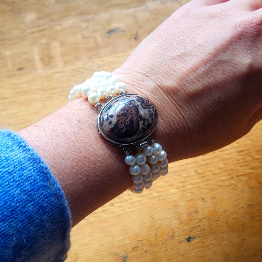 Lace agate and freshwater pearl bracelet